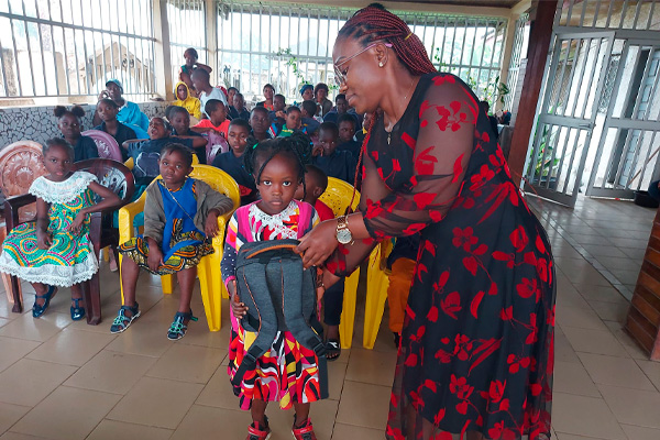 Grace-MEMOLI-de-COTCO-remettant-les-kits-scolaires-aux-enfants-beneficiaires-de-l'Association
