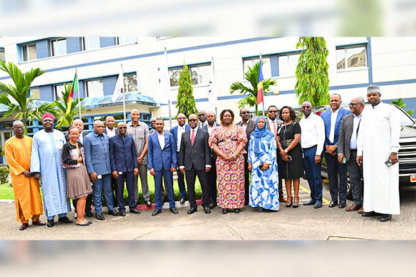 La-Ministre-des-Mines,-du-Pétrole-et-de-la-Geologie-du-Tchad-en-visite-au-siege-de-COTCO-a-Douala