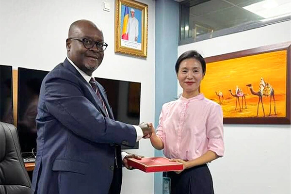 Le-DG-de-COTCO_-Jean-Paul-SIMO-NJONOU-et-la-sa-Vice-Présidente-de-CNPCIC-Mme-Jia-Ying-renforcent-le