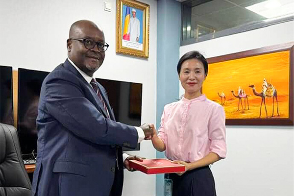 Le-DG-de-COTCO_-Jean-Paul-SIMO-NJONOU-et-la-sa-Vice-Présidente-de-CNPCIC–Mme-Jia-Ying-renforcent-leur-partenariat