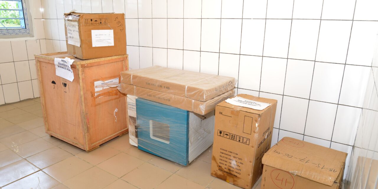 Matériel médical offert au Centre medical d'arrondissement de Mvegue par COTCO
